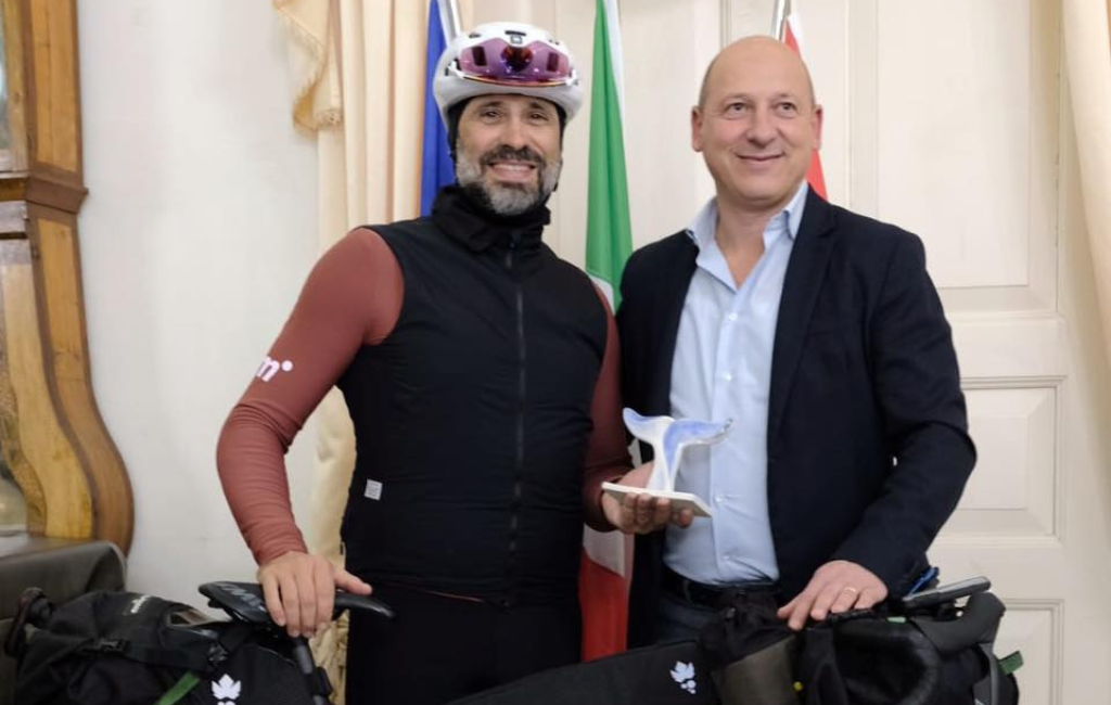 Il vicesindaco Azzaro accoglie Francesco Lotta dopo la sua straordinaria impresa in bicicletta