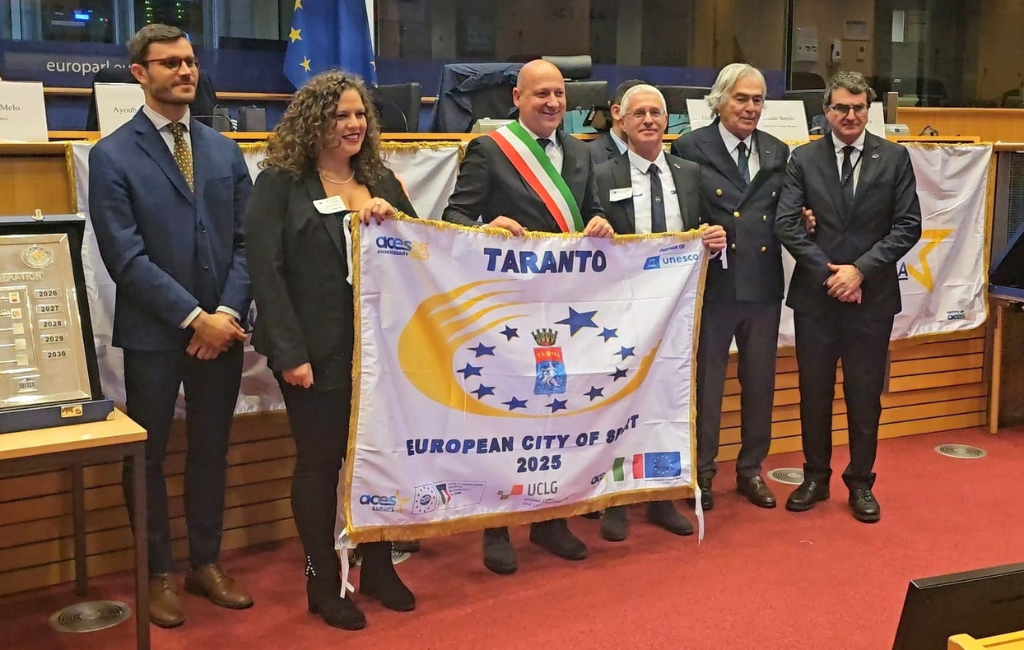 Taranto "Città Europea dello Sport" 2025, il vicesindaco Azzaro ritira la bandiera Aces a Bruxelles