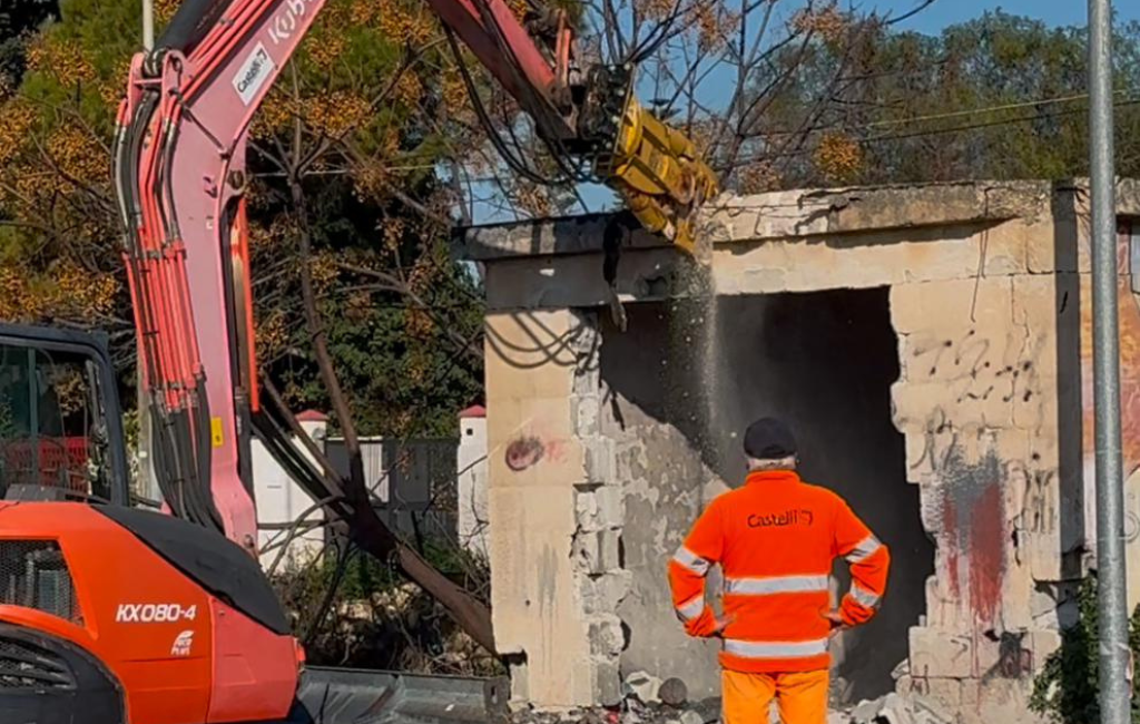 Iniziati i lavori di demolizione del rudere in Via Brigantini a Lama